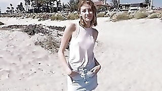 Прилюдно ласкает свою нежную киску