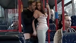 Трахает красивую девушку в лосинах в автобусе